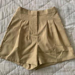 Tailored short beige/nude forever 21